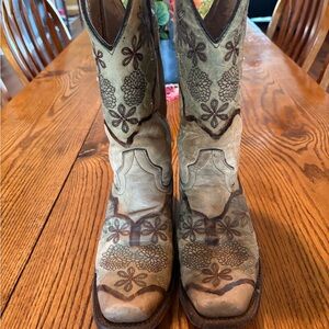 Circle G Distressed Leather Cowboy Boots